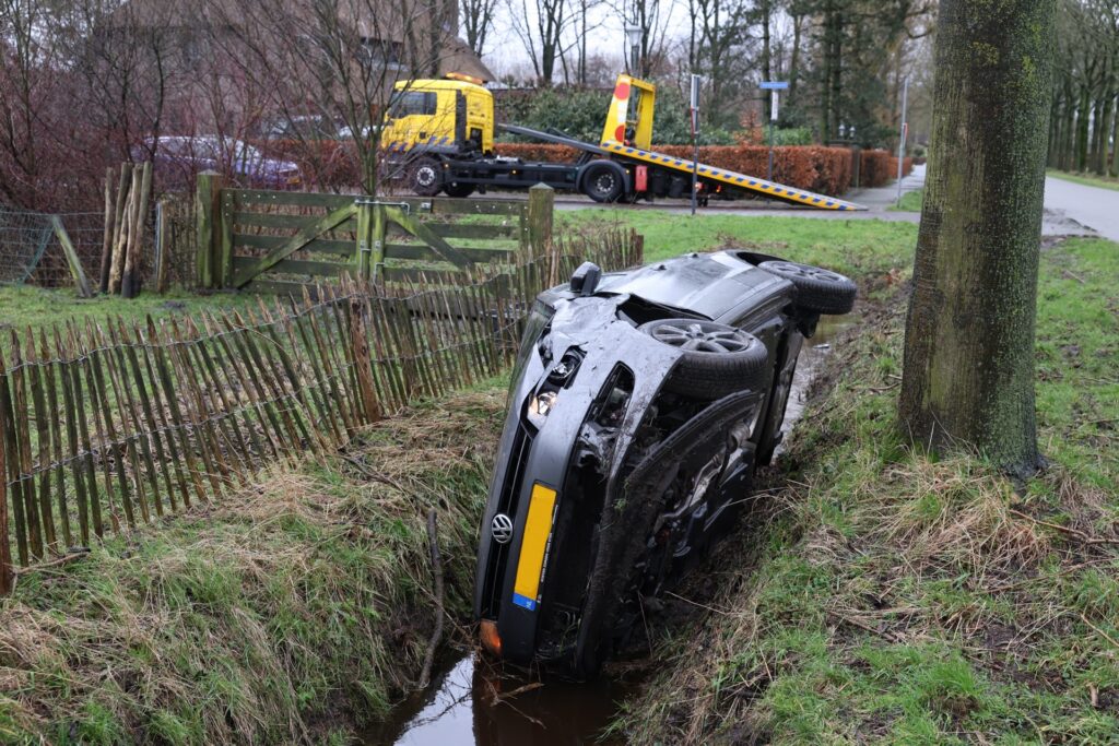 Auto Belandt In Sloot Na Botsing Met Andere Auto Brabant