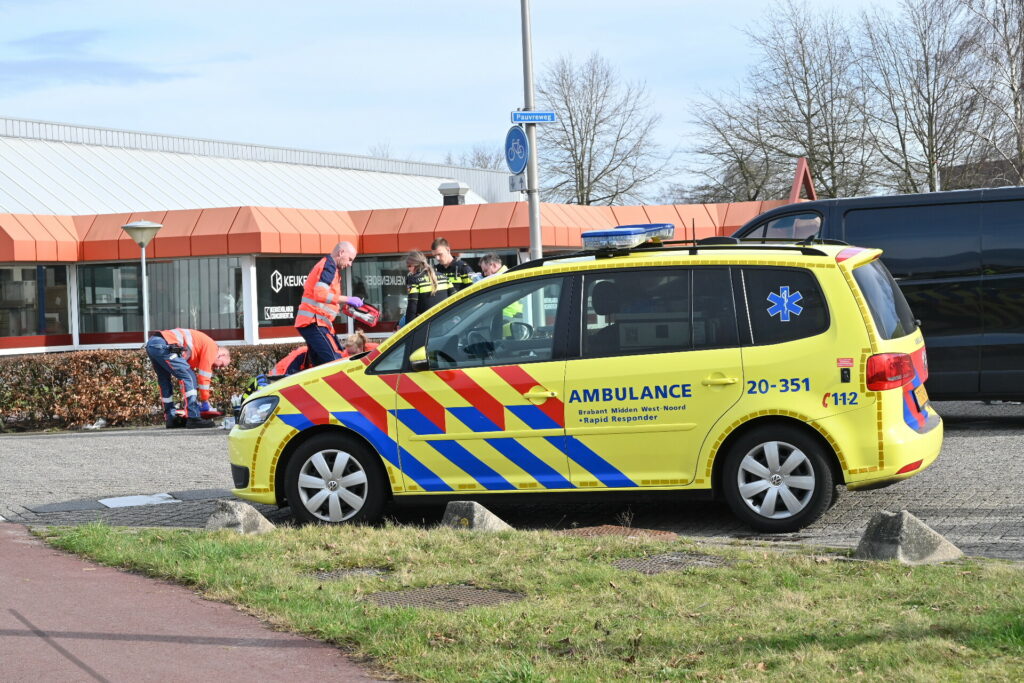 Bestelbus Rijdt Twee Fietsers Aan Traumahelikopter Opgeroepen Brabant