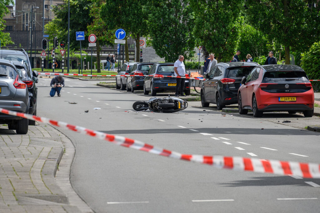 Twee Zwaargewonden Bij Ernstig Ongeval Tussen Scooter En Fietsster