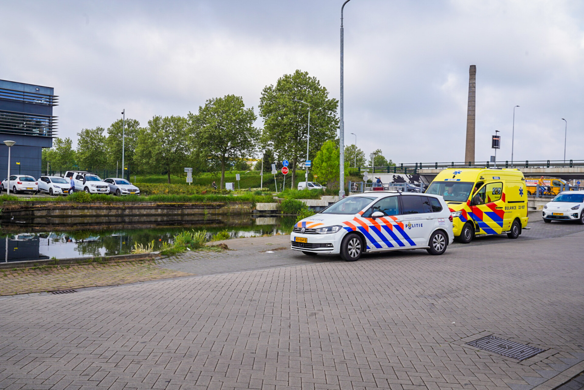 Vrouw tijd met auto het water in aan de Kanaaldijk Noord Eindhoven