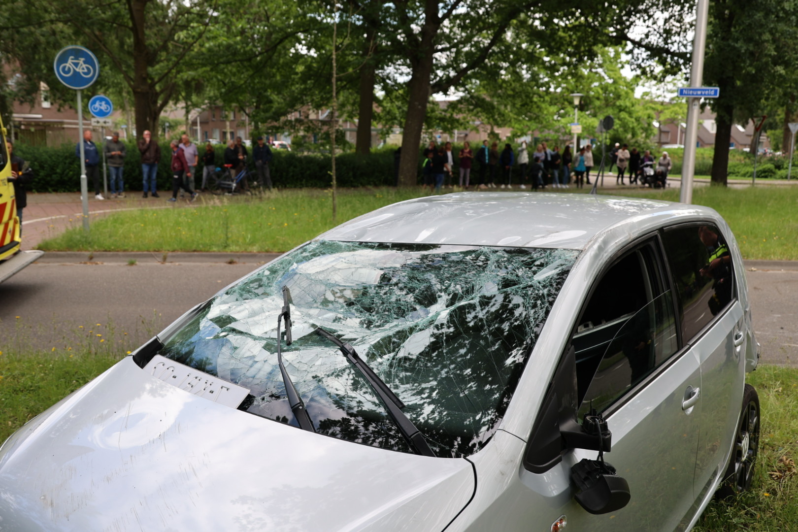 Twee vrouwen botsen op elkaar in Helmond, auto slaat over de kop