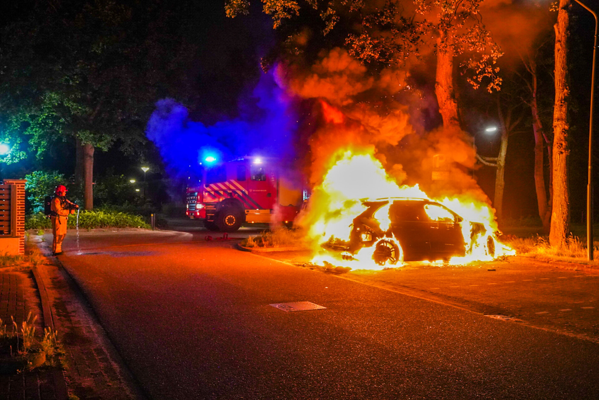 Auto volledig in lichterlaaie in Geldrop, brandstichting niet uitgesloten