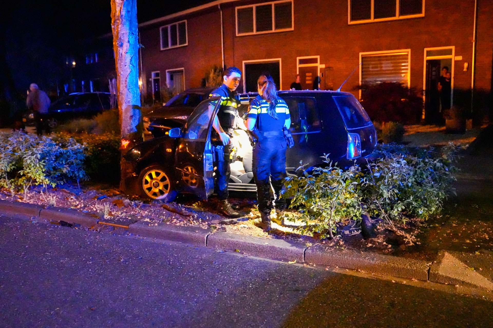 Automobilist botst frontaal tegen boom in Helmond