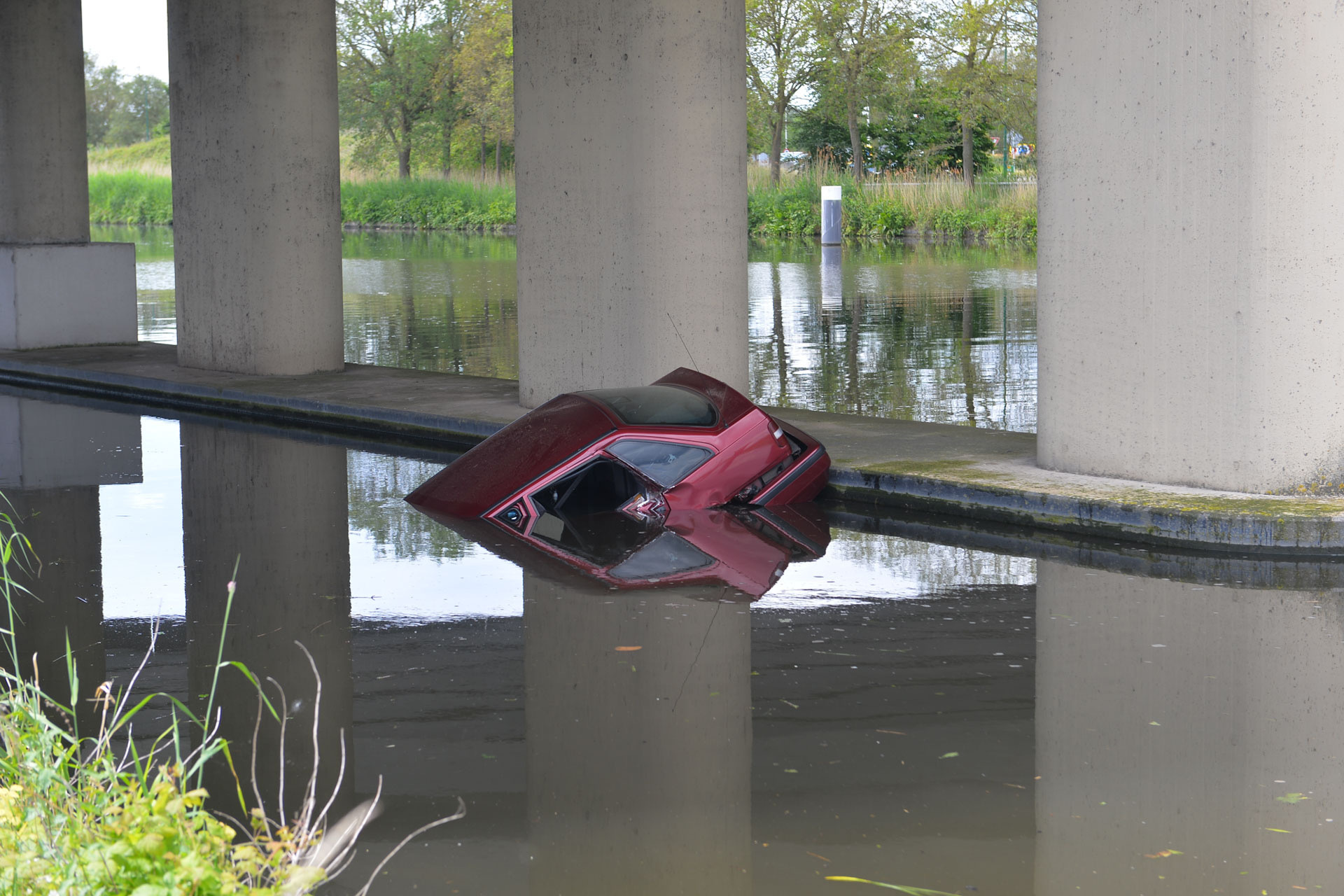 Auto raakt te water onder de A67 bij Ommel