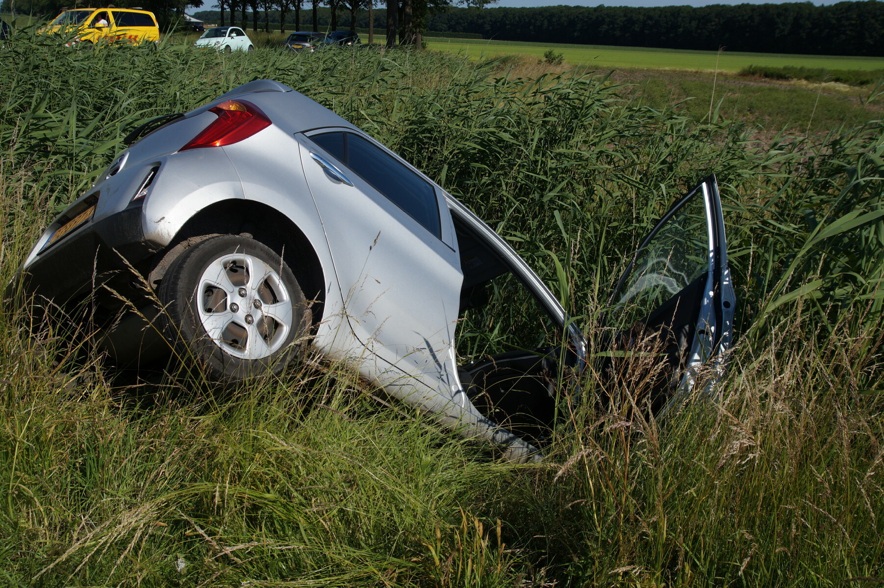 Auto belandt in sloot na aanrijding in Cromvoirt