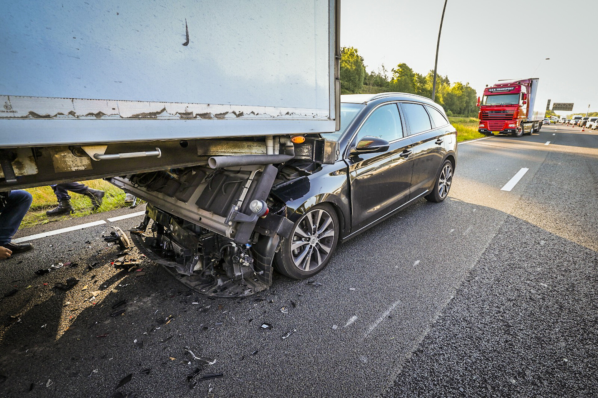 Automobilist bots achterop vrachtwagen N2 Eindhoven