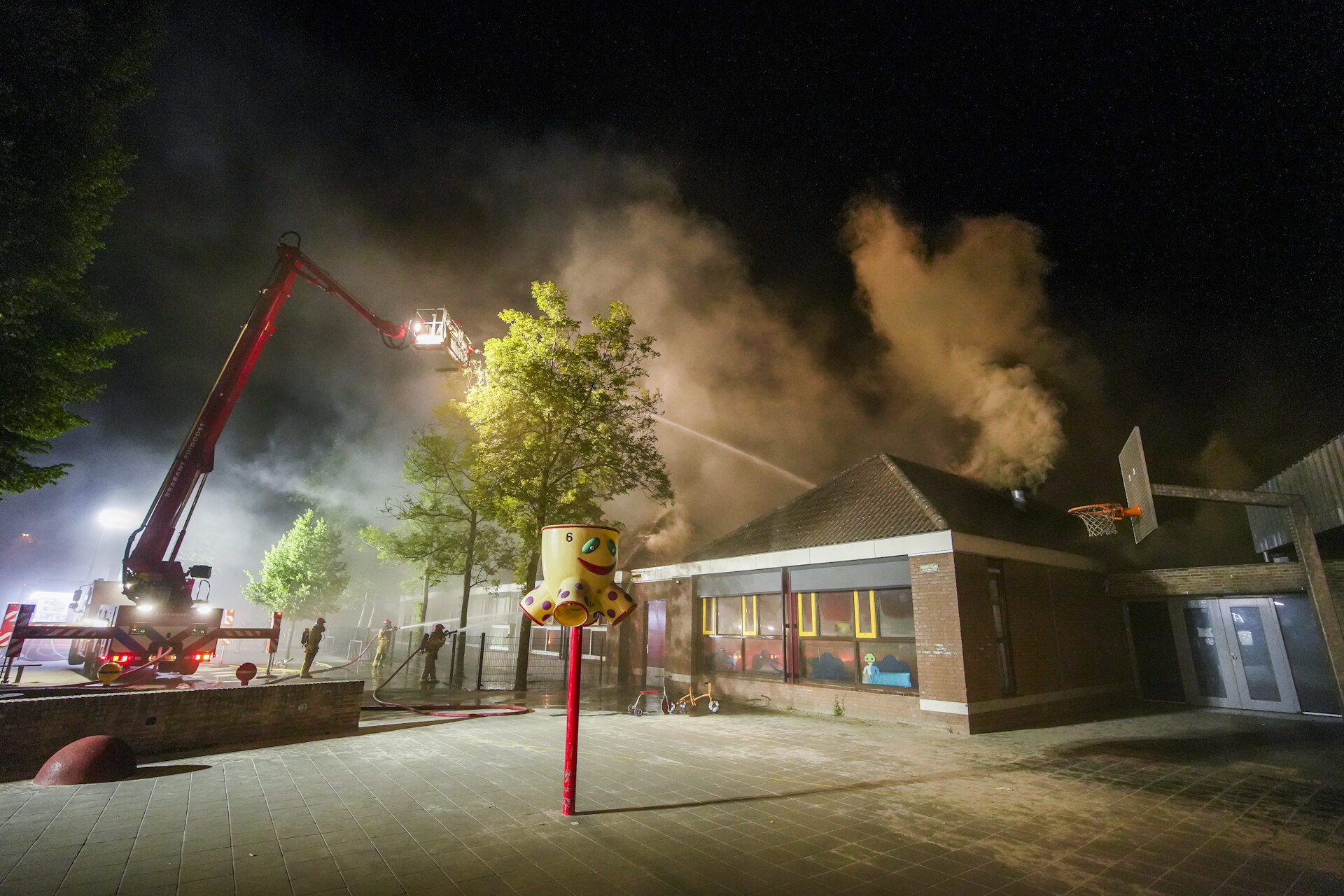 Grote brand bij een basisschool in Eindhoven
