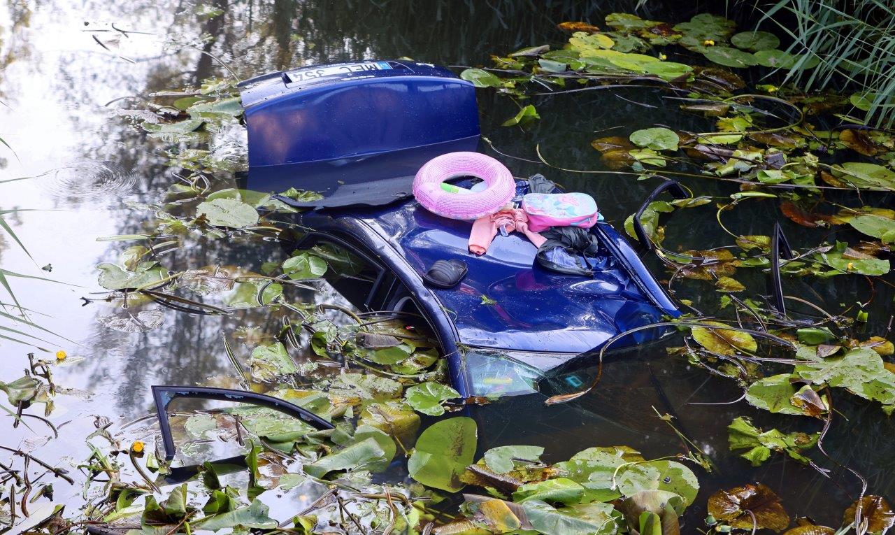 Hulpdiensten rukken uit voor auto te water, bestuurder zit thuis