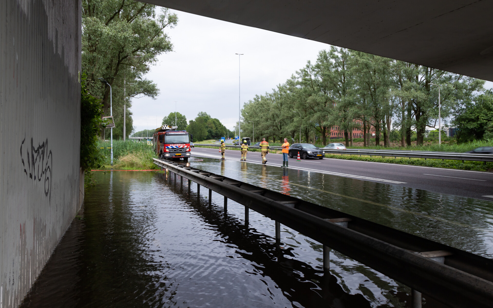 Rijbanen A59 bij Den Bosch dicht door wateroverlast