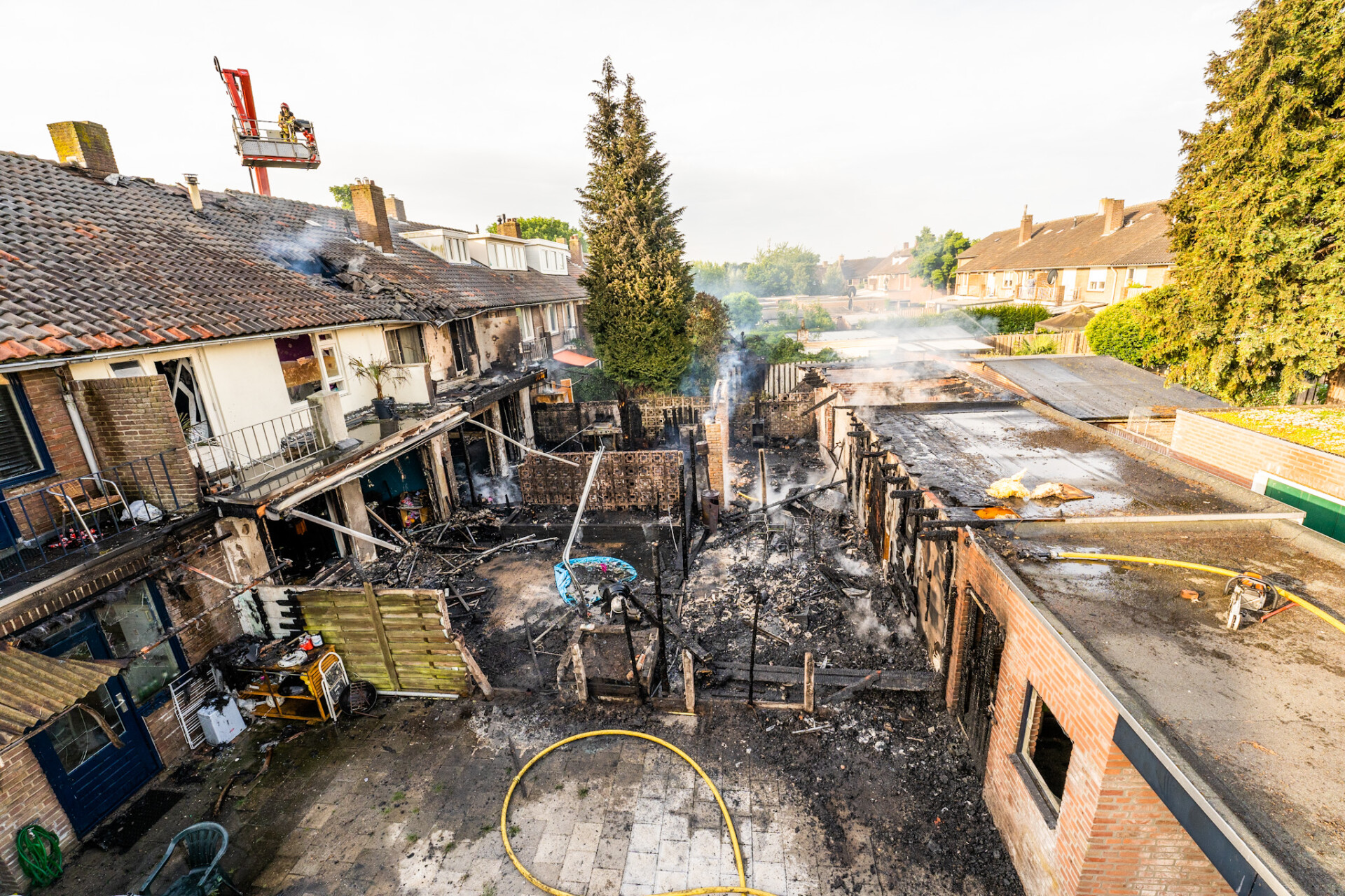 FOTOSERIE: Grote brand in Eindhoven, schuren verwoest en huizen beschadigd
