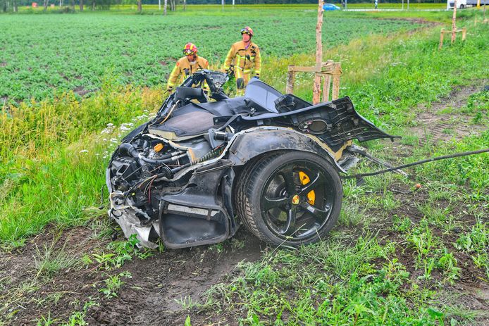 Dode bij ongeval, Porsche breekt in tweeën