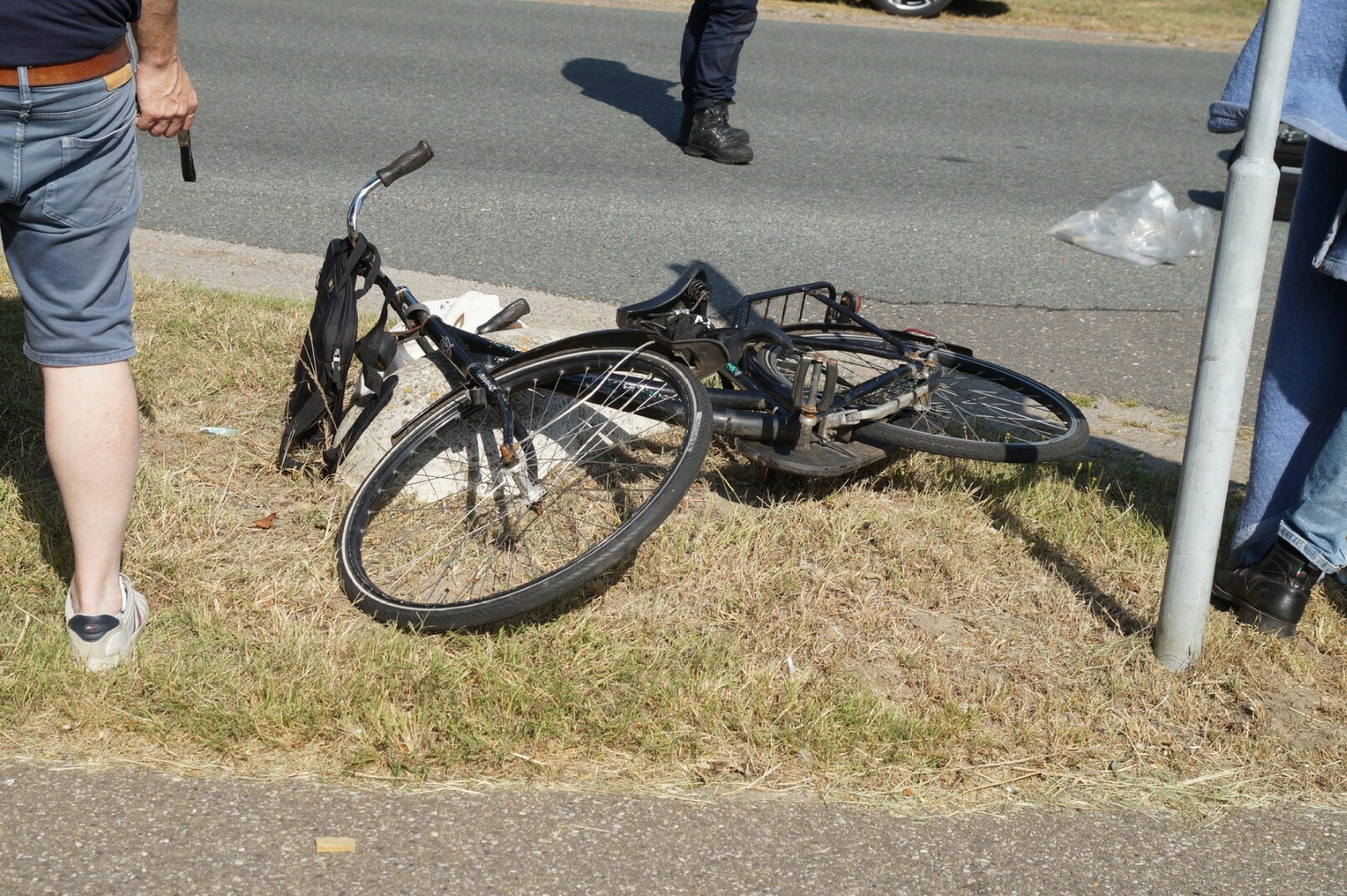 Vrouw wordt van fiets gelanceerd na aanrijding met auto op de Sluisweg Waalwijk