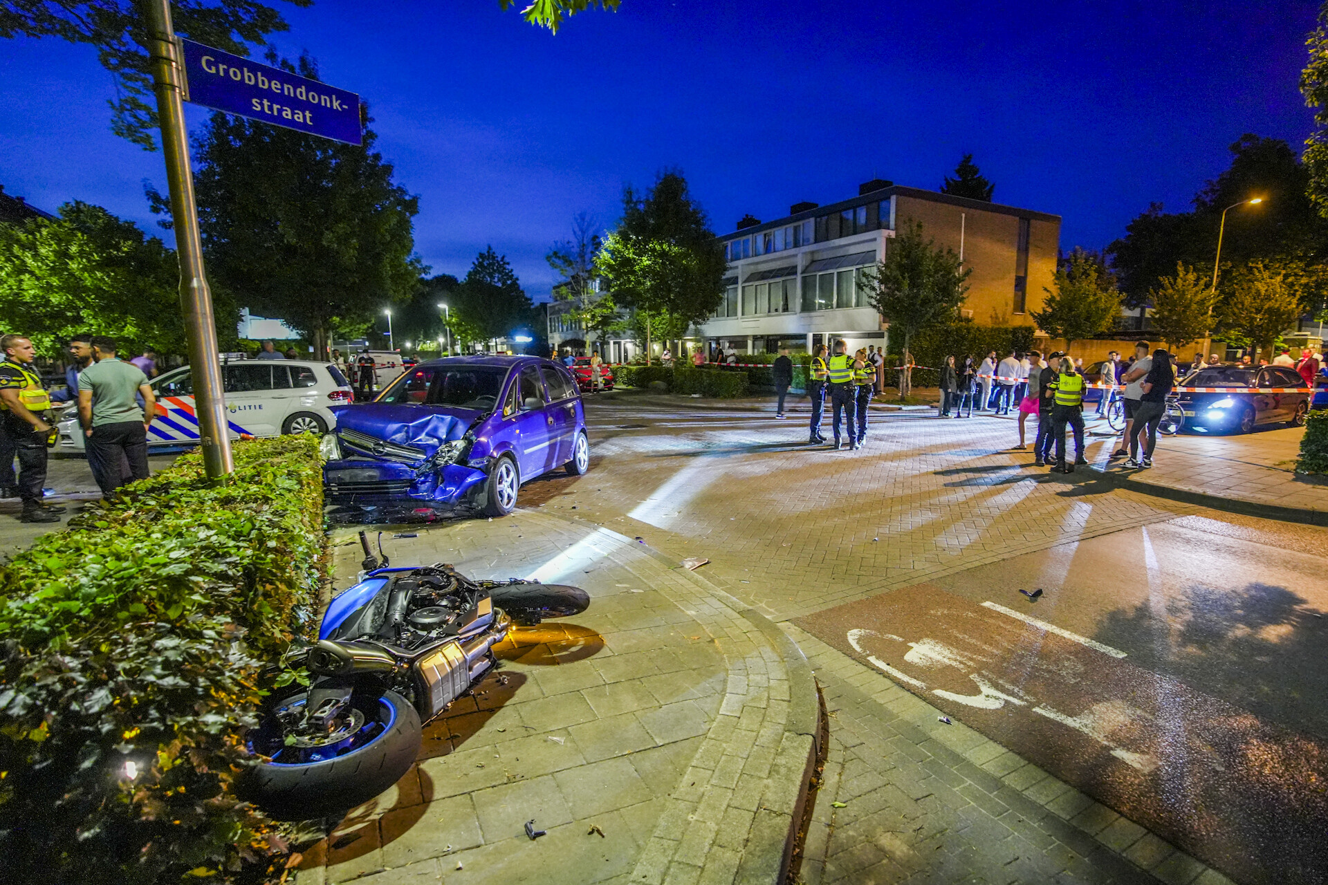 Motorrijder zwaargewond na harde botsing tegen auto in woonwijk