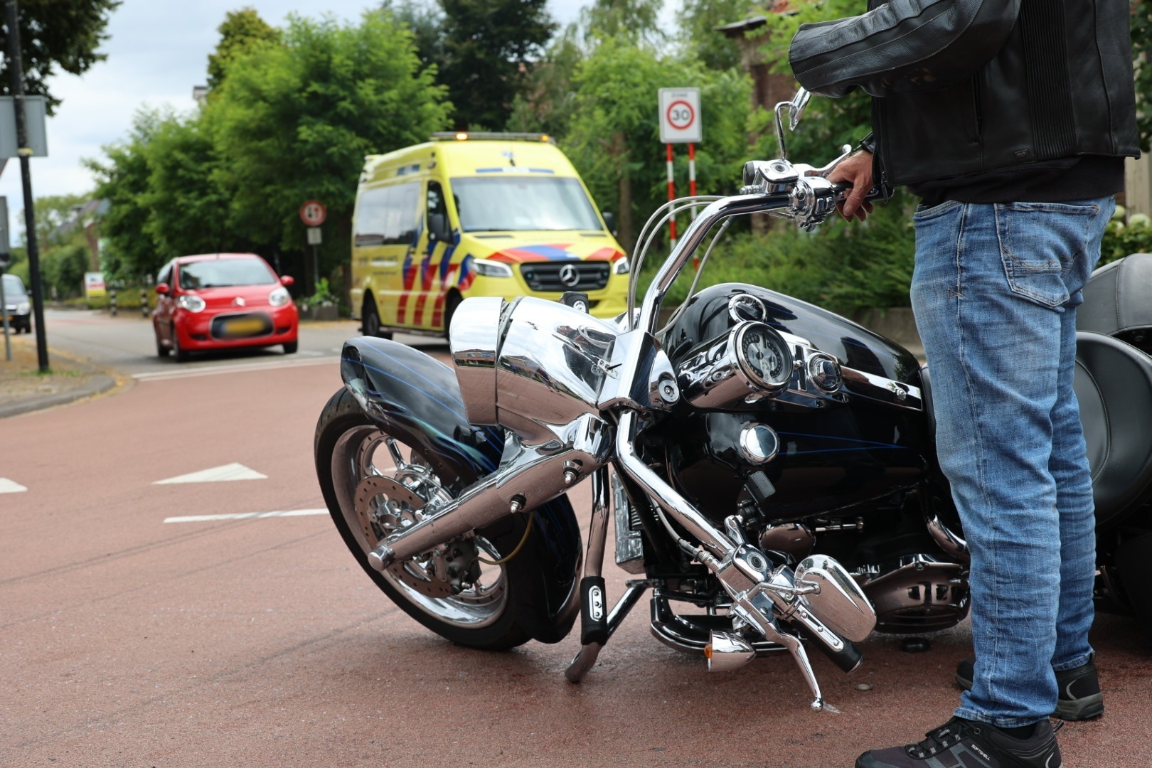 Bijrijdster motor gewond na aanrijding in Sprang-Capelle