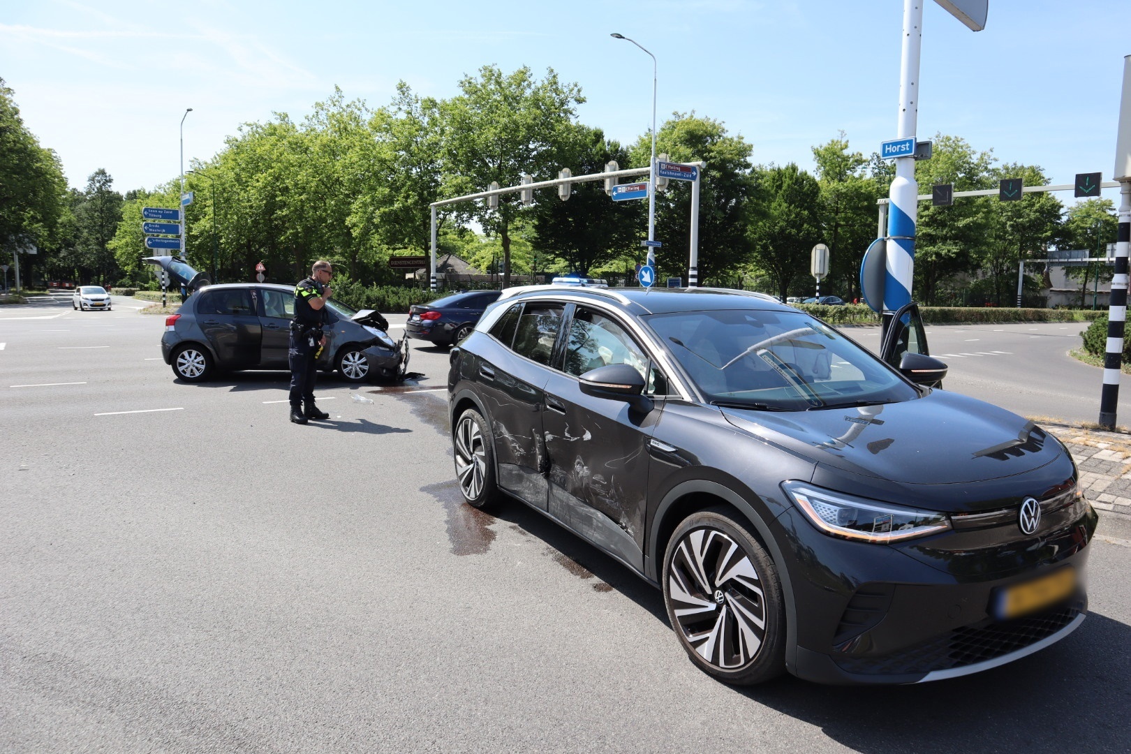 Twee auto’s botsen op elkaar in Kaatsheuvel