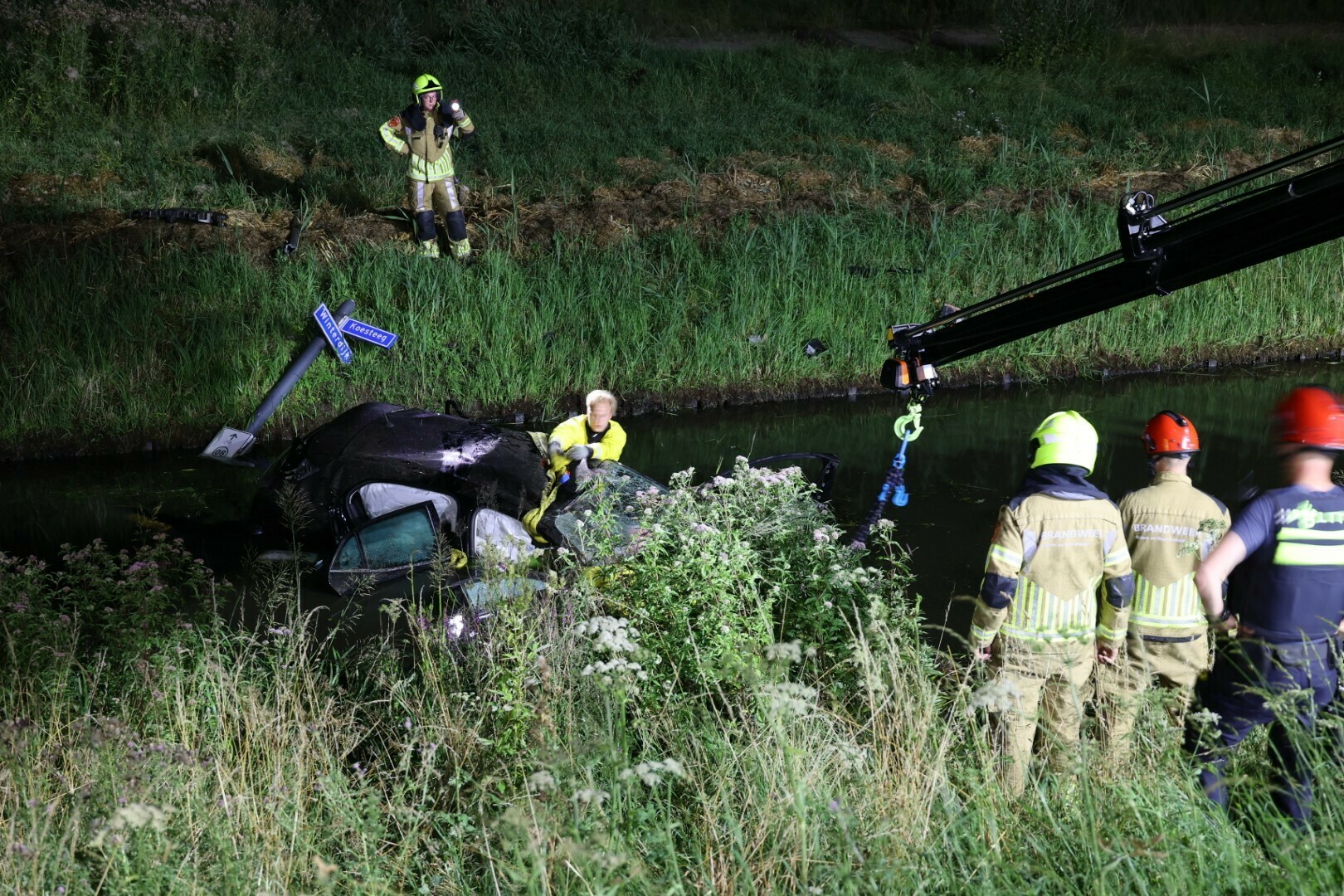 Inzittenden spoorloos verdwenen nadat auto crasht in sloot