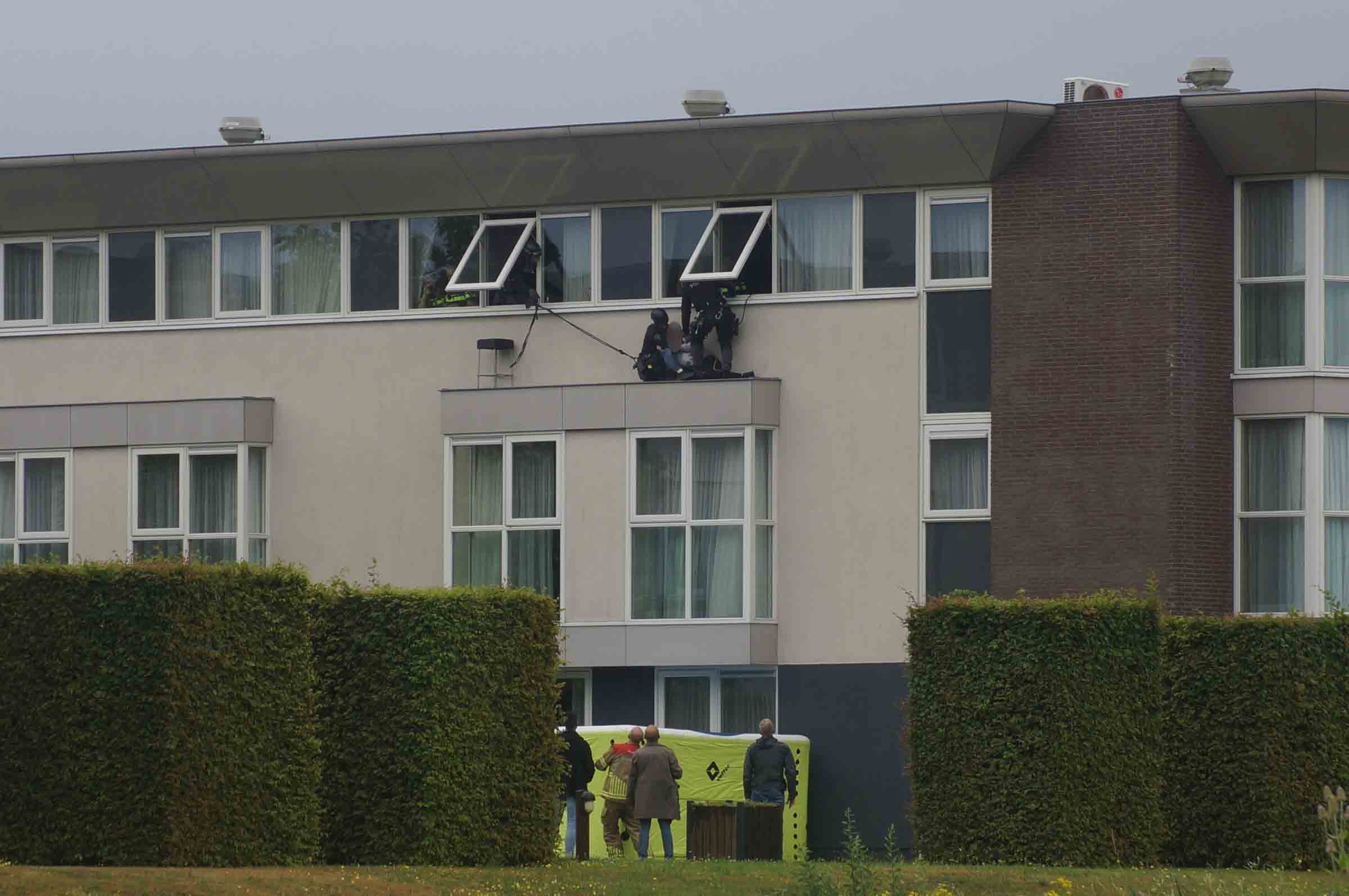 Arrestatieteam haalt verwarde vrouw van dak NH Hotel