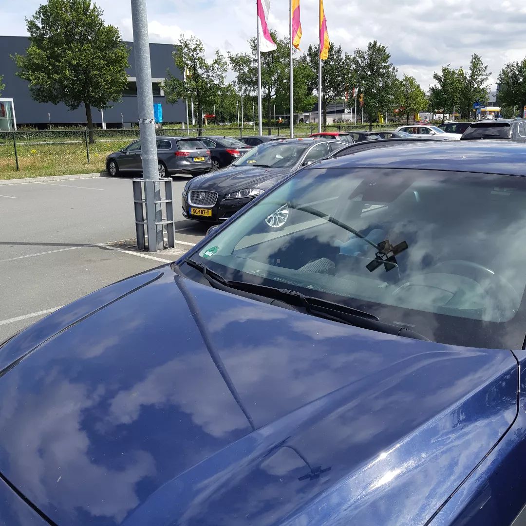 Kind (2) alleen achtergelaten in auto bij bouwmarkt: politie roept ouders op via omroepinstallatie