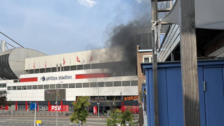 Deel van tribune beschadigd door brand in Philips Stadion