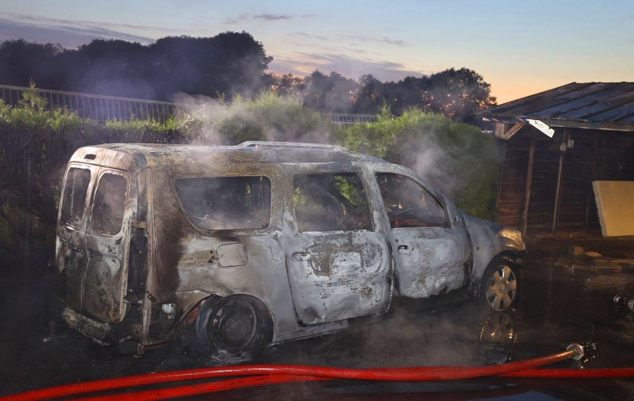 Auto gaat in vlammen op in Nuland