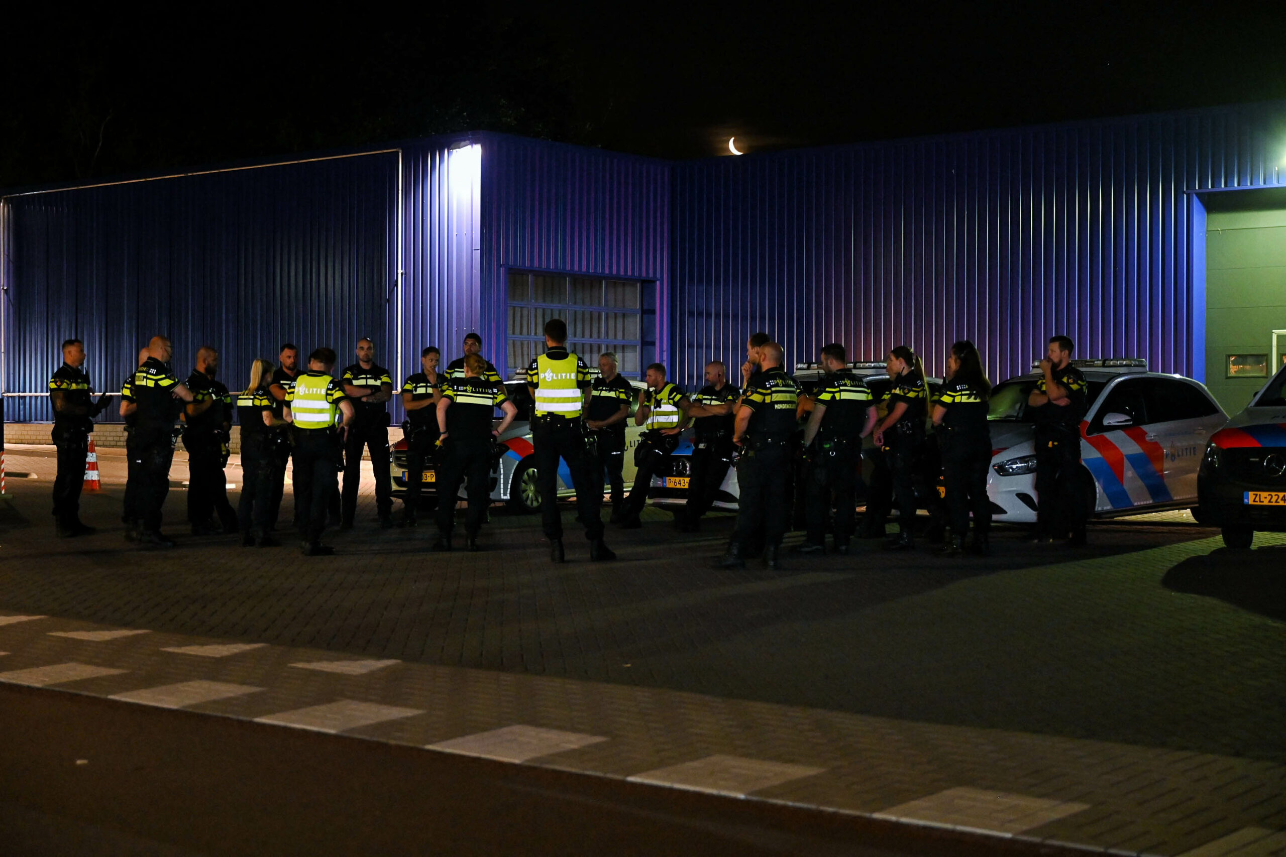 UPDATE: Grote politiemacht ingezet bij partycentrum na ontregelheden