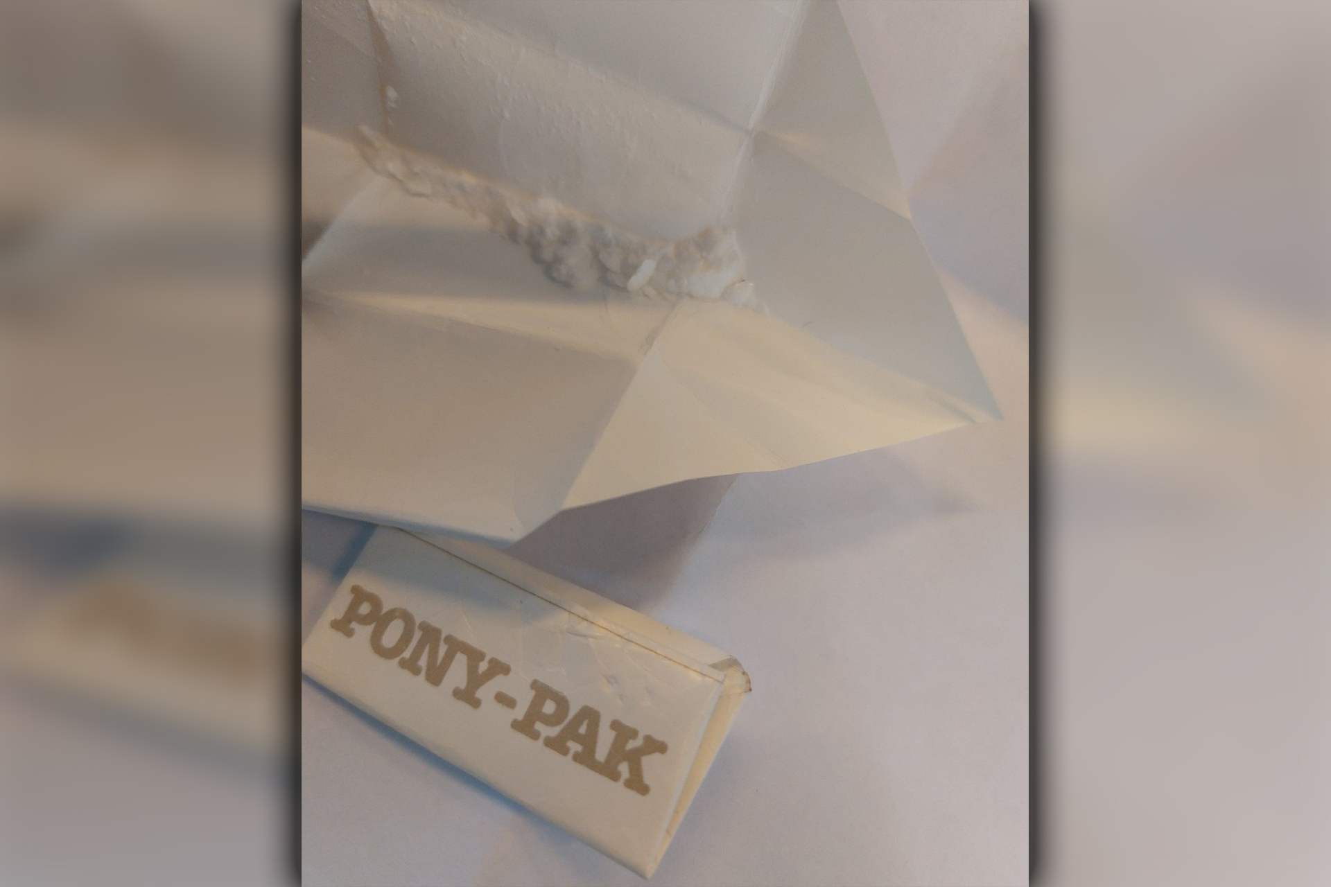 Kindje treft harddrugs aan op schoolplein en levert het in bij leerkracht