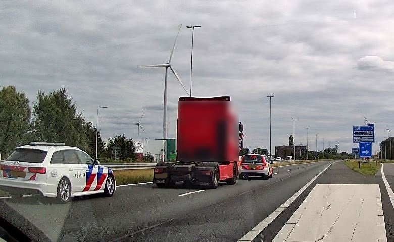 Vrachtwagen rijdt in op politieauto op A16