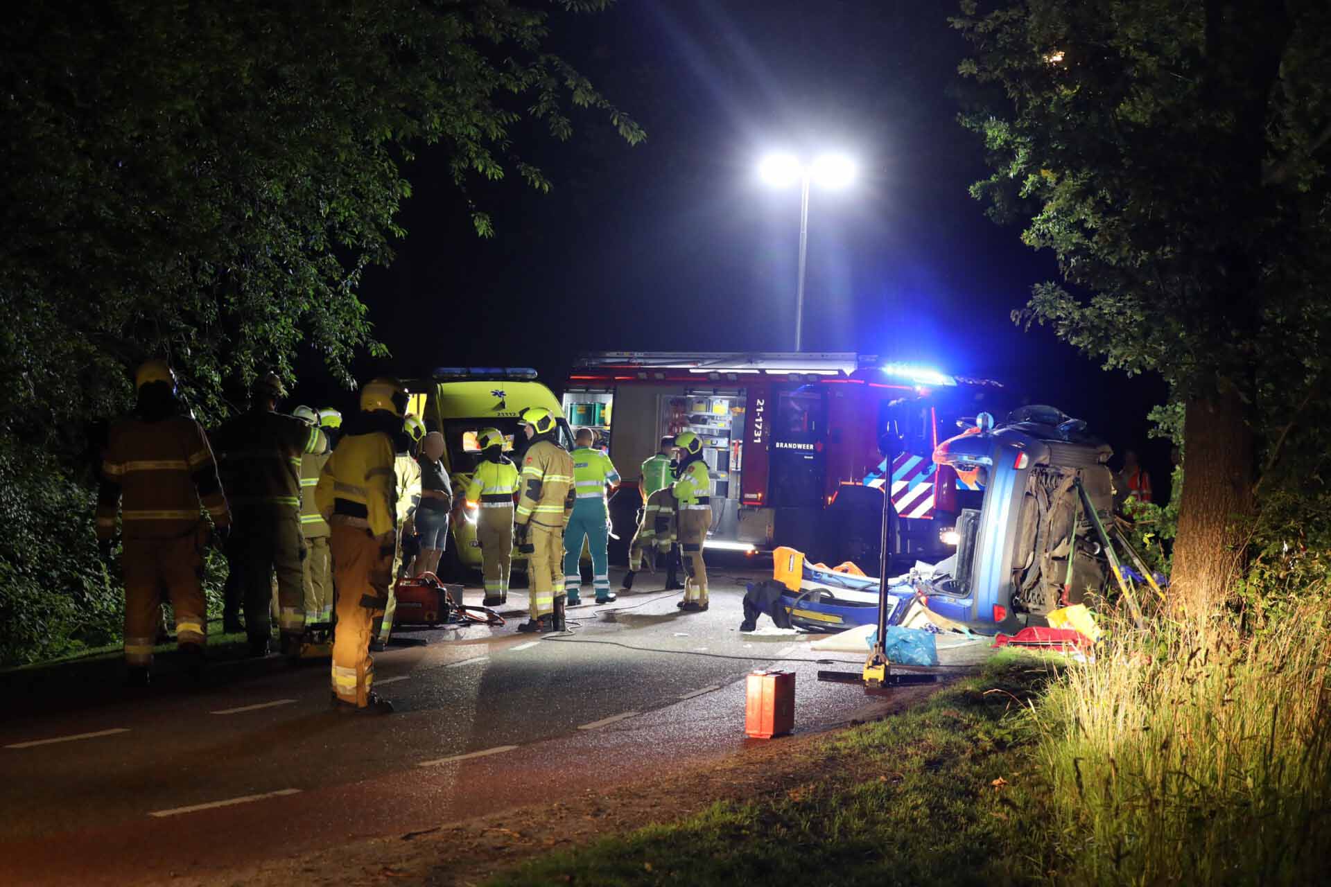 Twee zwaargewonden na frontale botsing op boom