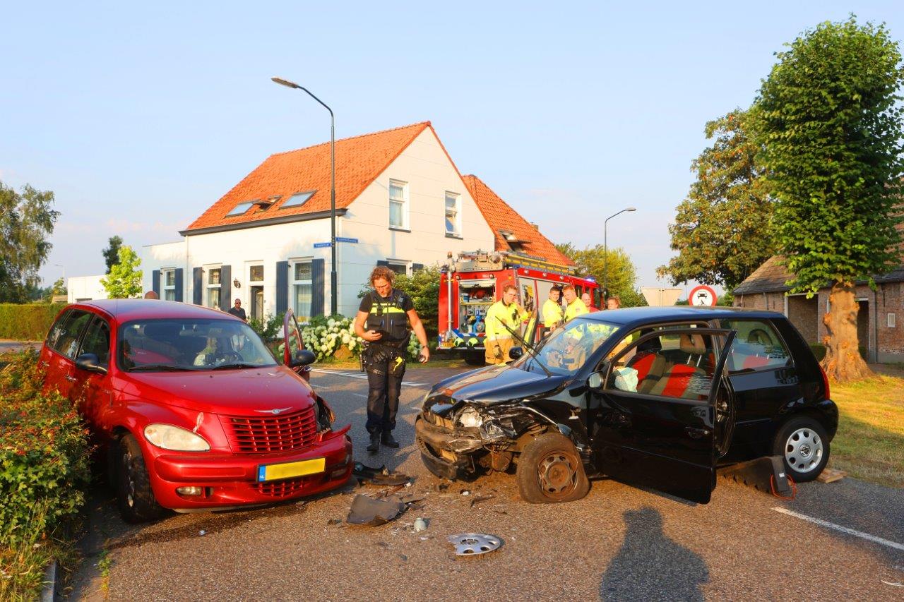 Twee gewonden bij frontale botsing in Middelrode