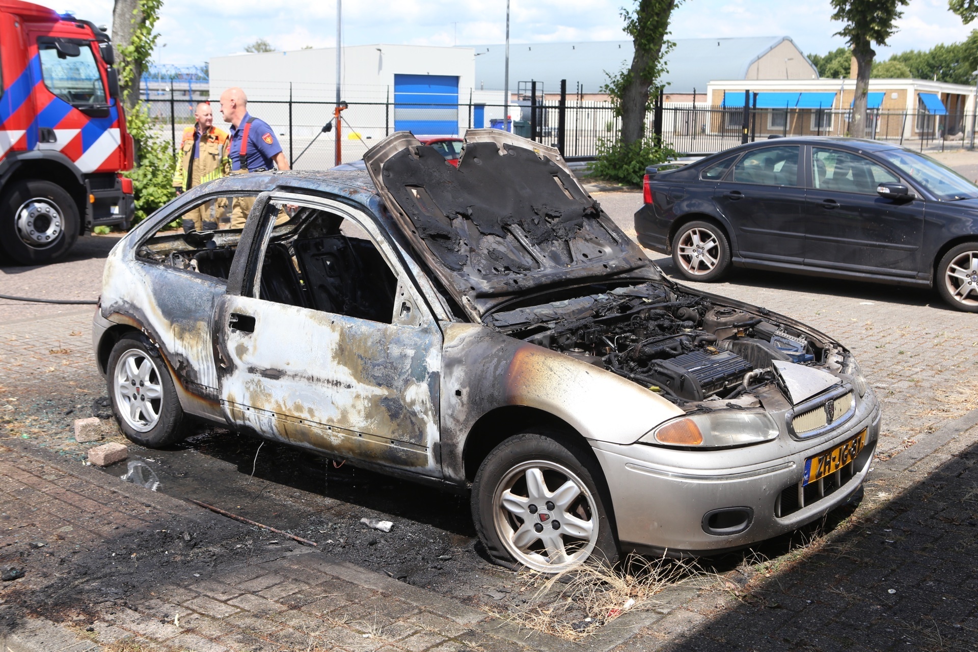 Auto gaat in vlammen op in Tilburg
