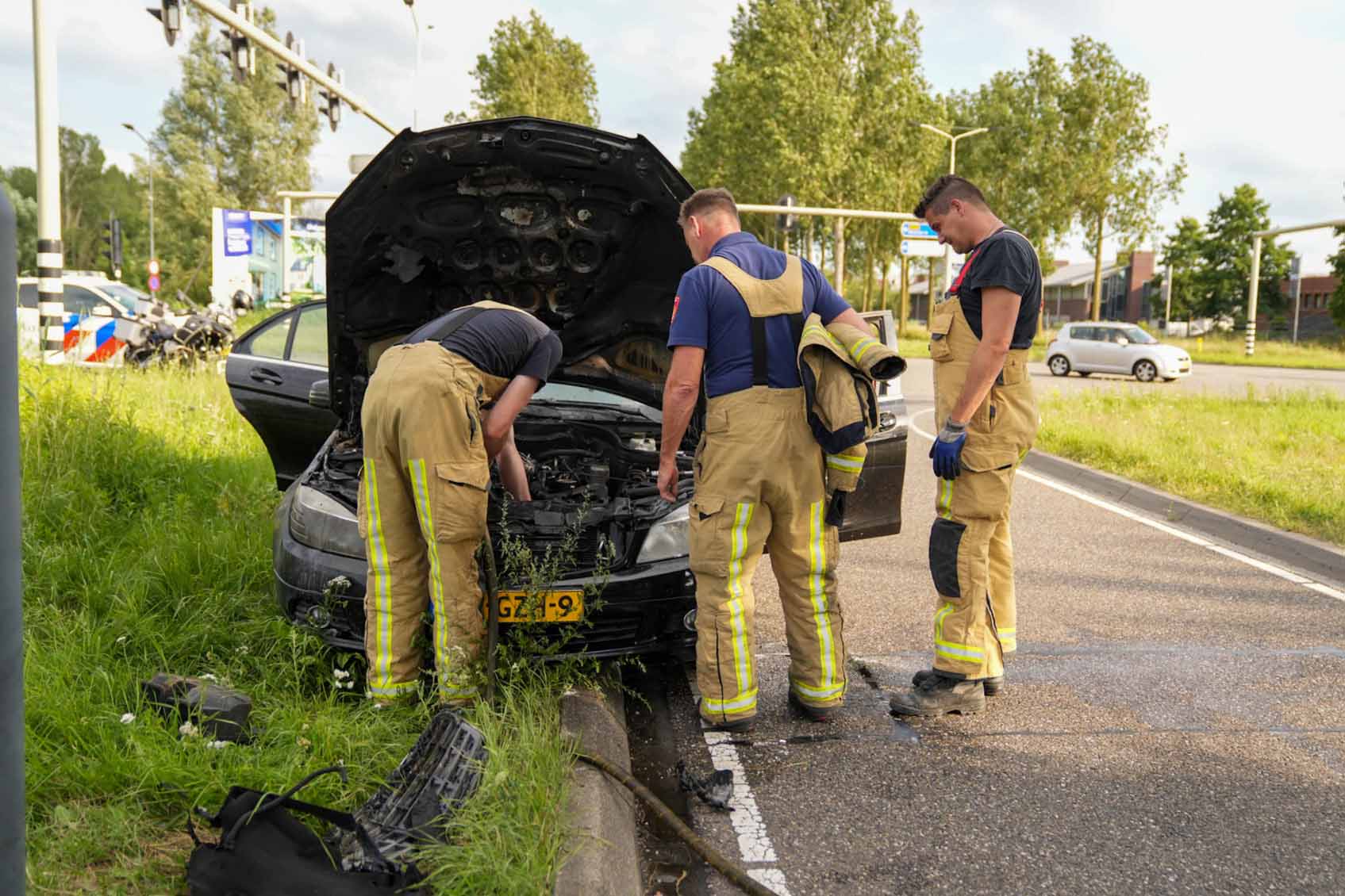 Pas gekochte auto vliegt in brand tijdens het rijden