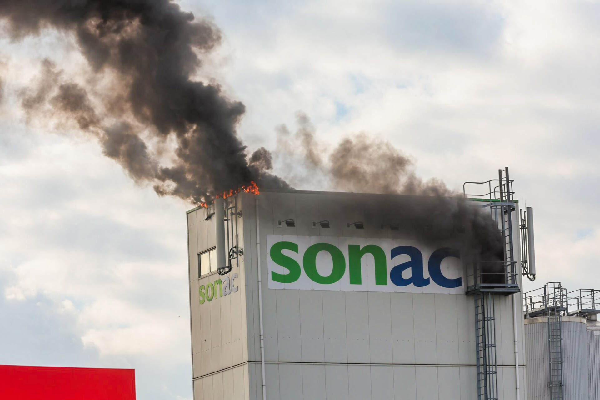 Veel rook door brand bij veevoerfabriek in Eindhoven