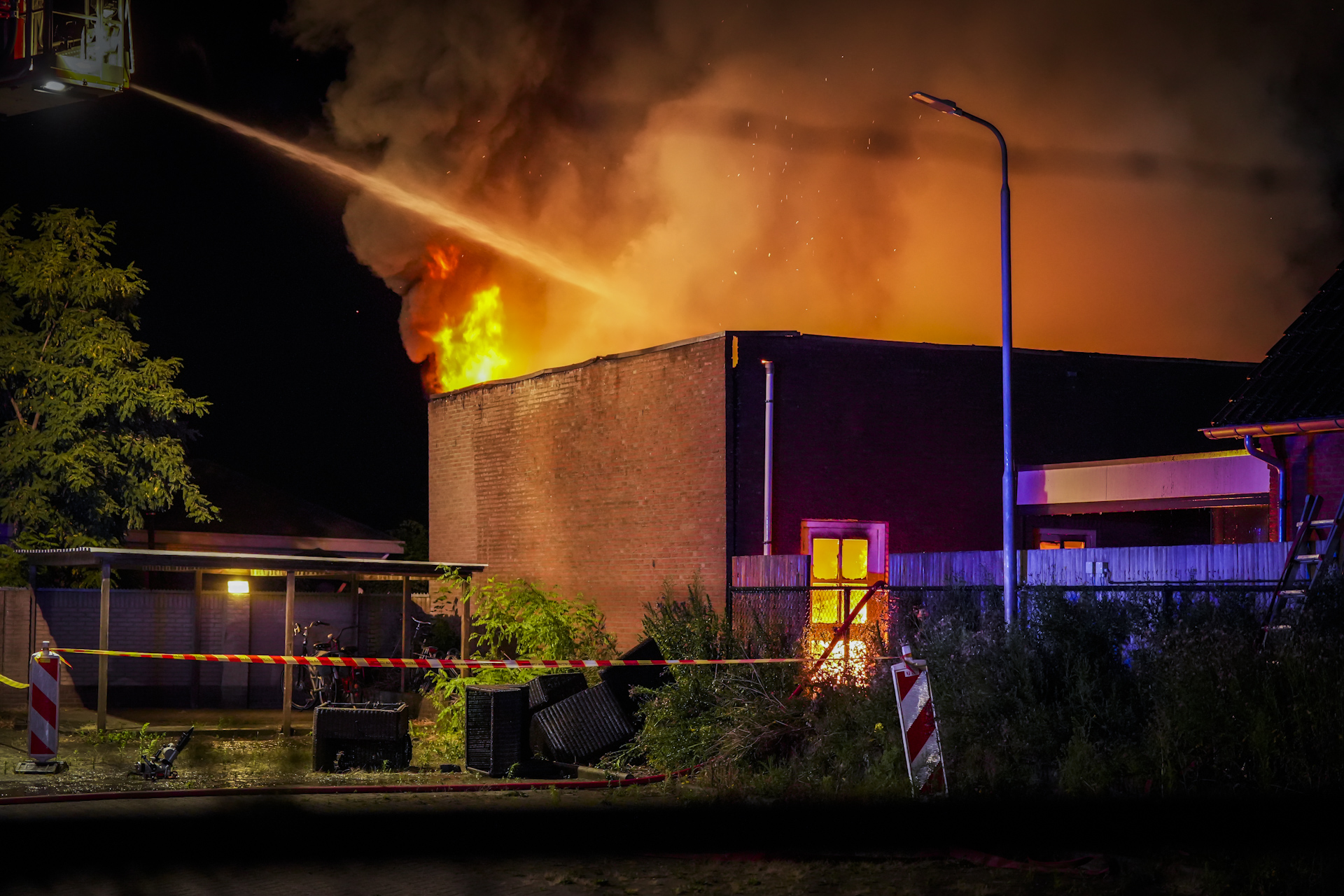 Grote brand bij autobedrijf Van Schijndel in Gemert
