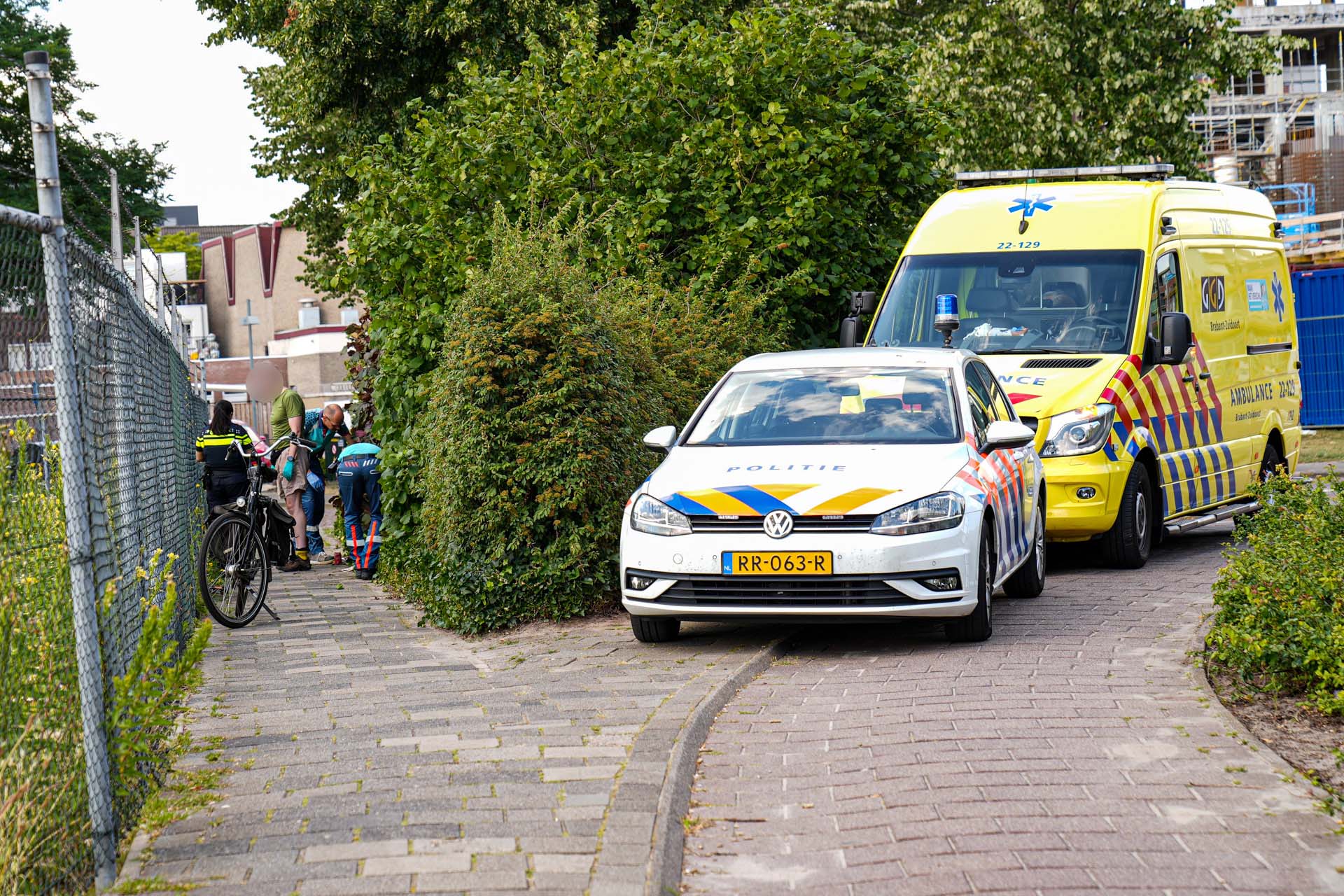 Bejaard echtpaar beroofd van tas in Helmond: vrouw meegesleurd