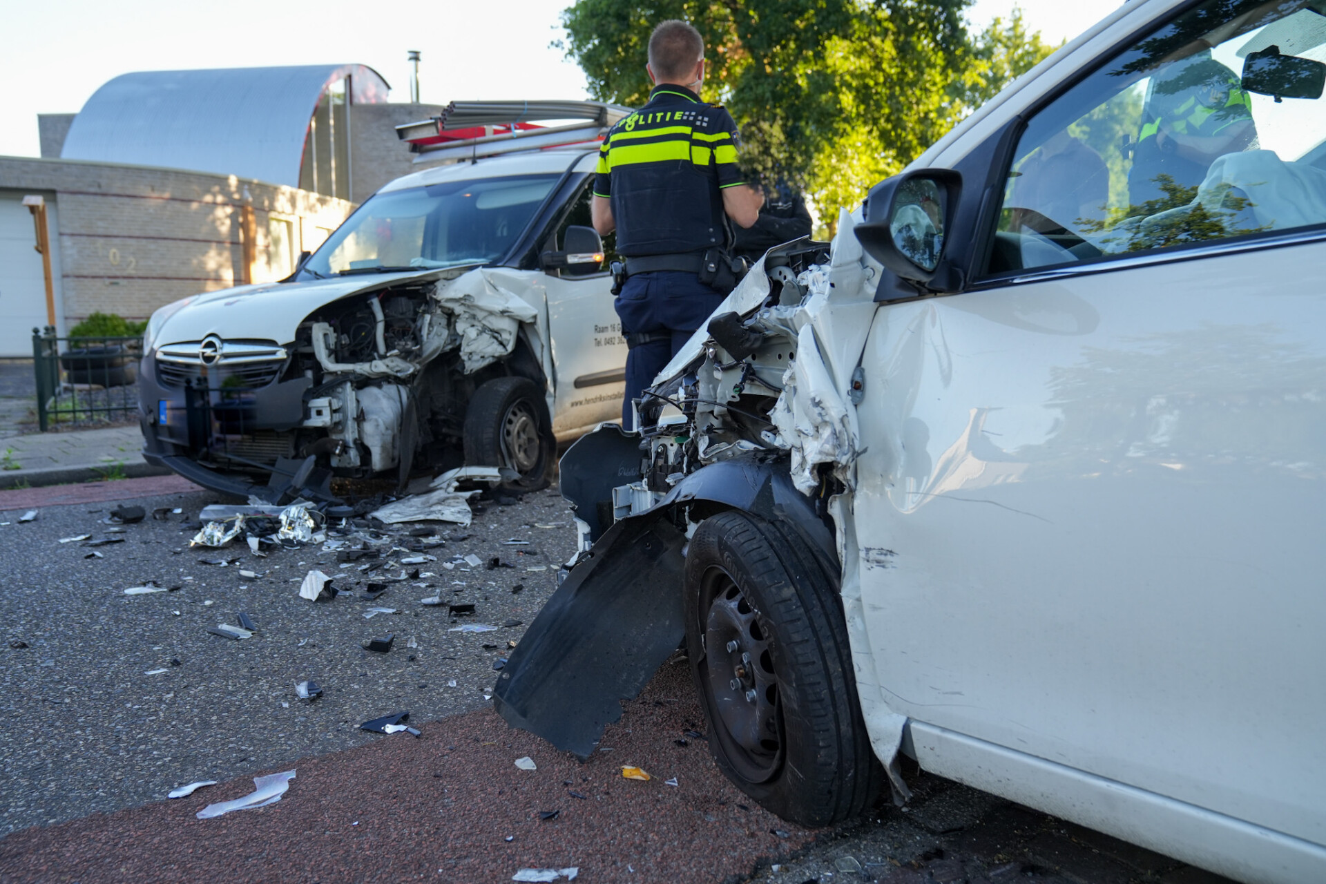 Vrouw gewond bij frontale aanrijding