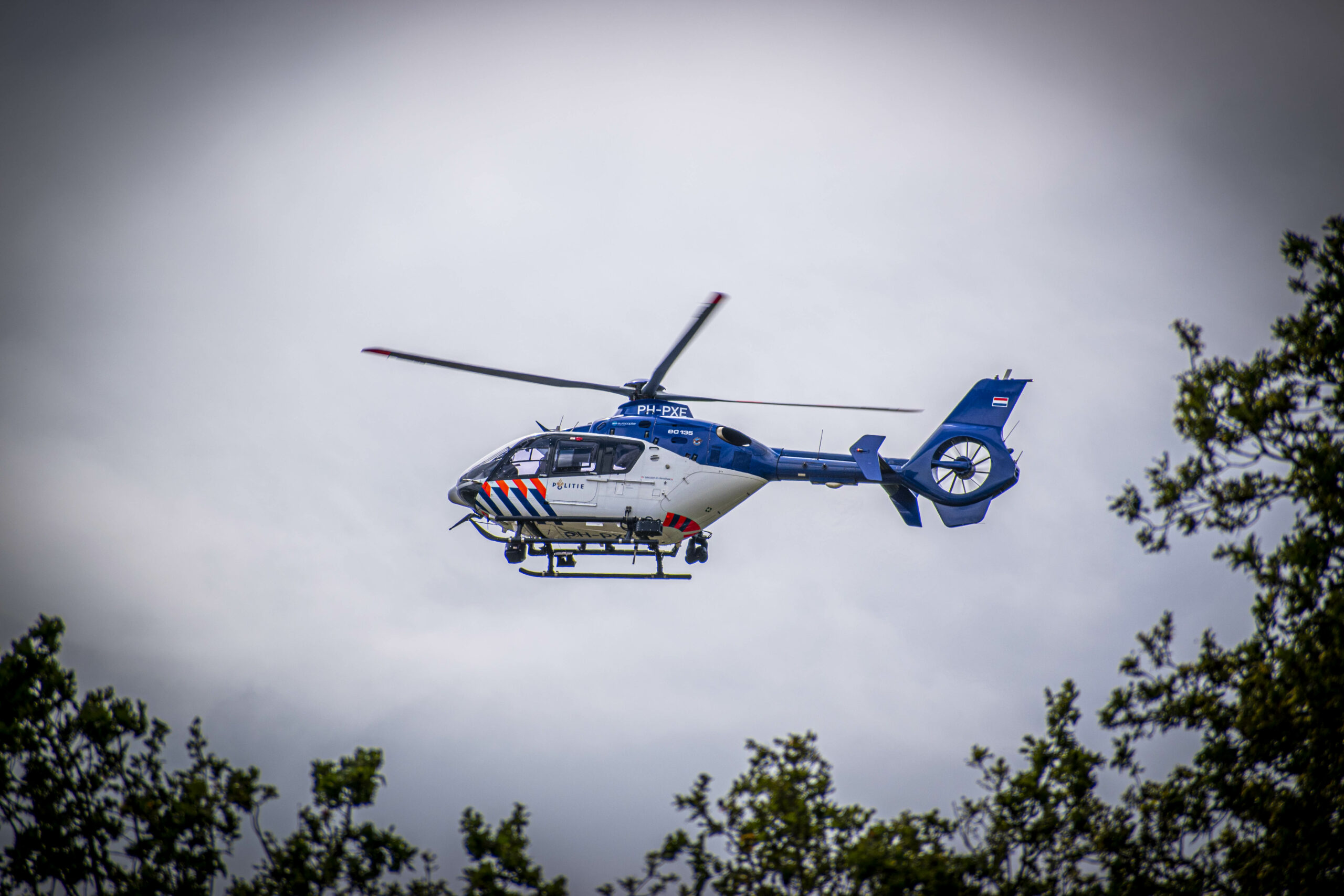 Man vlucht voor politie, helikopter ziet hem liggen in de bosjes