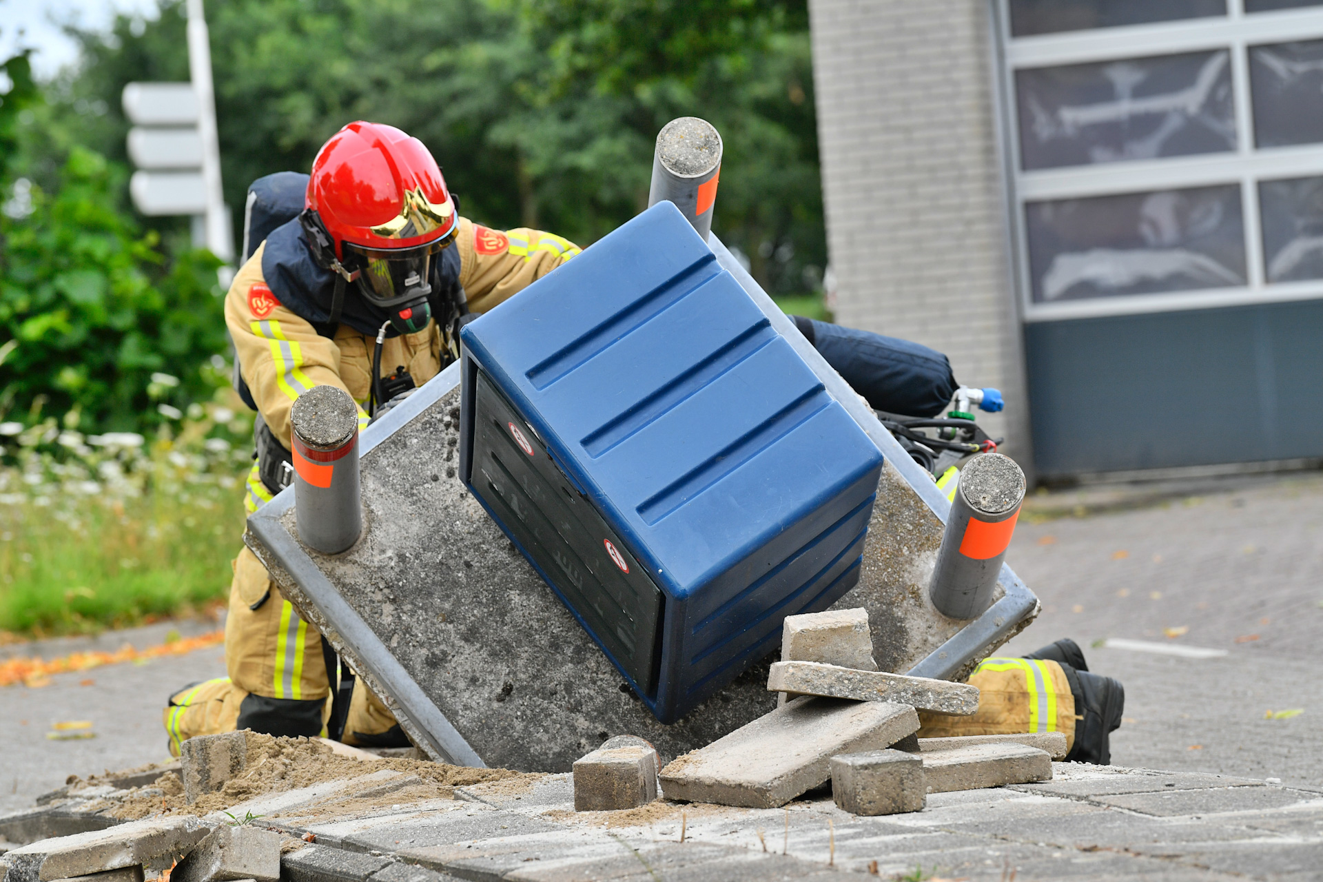 Vrachtwagen ramt gasunit bij tankstation tijdens wegrijden