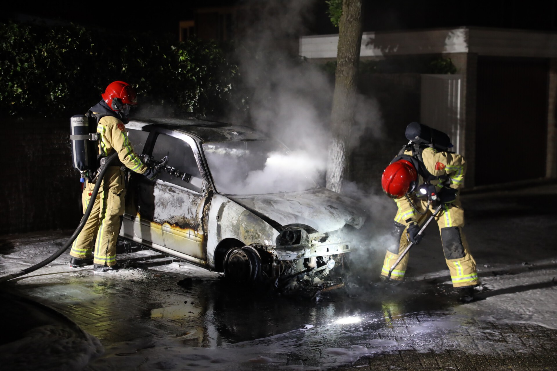 Auto gaat in vlammen op in Best