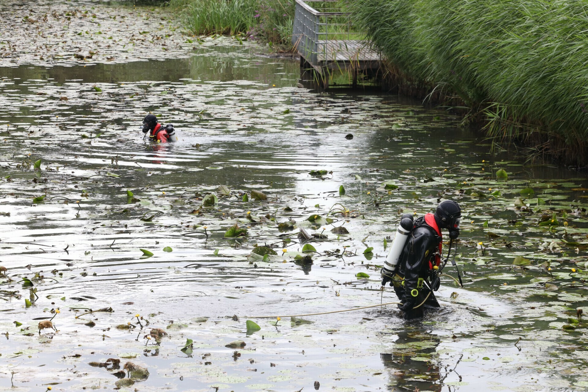 Hulpdiensten massaal uitgerukt na vondst rolstoel aan waterkant