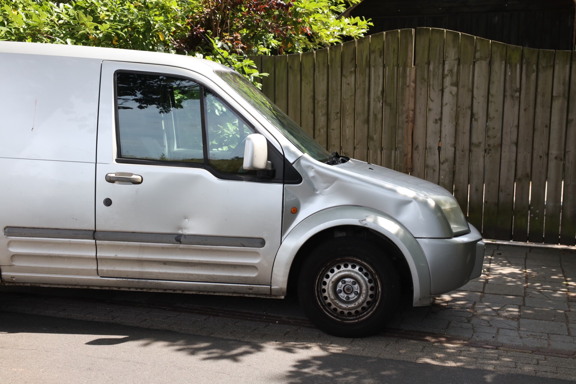 Brommerrijder gewond na aanrijding met auto