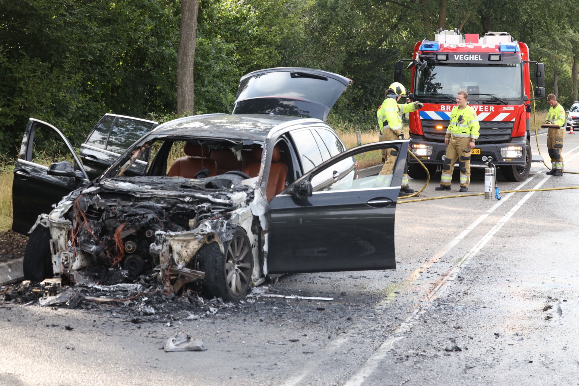 Auto vliegt in brand tijdens het rijden in Veghel