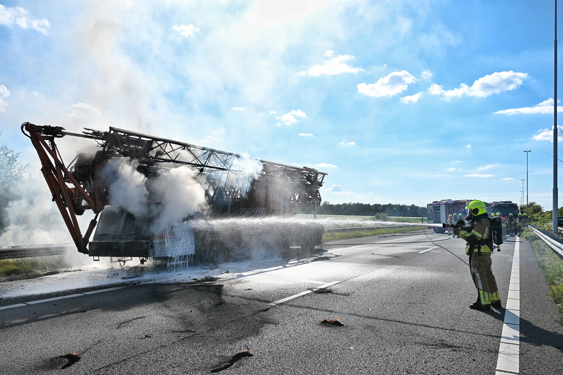 Hijskraan vliegt in brand op A58: weg dicht