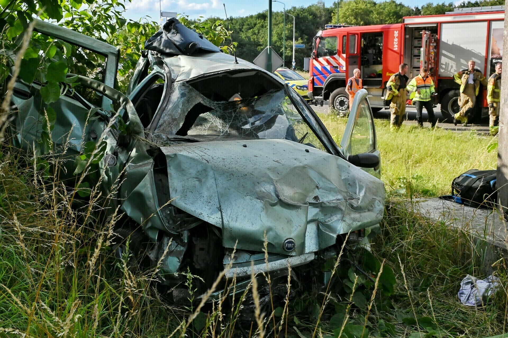 Auto vliegt over rotonde Hilvarenbeek en crasht