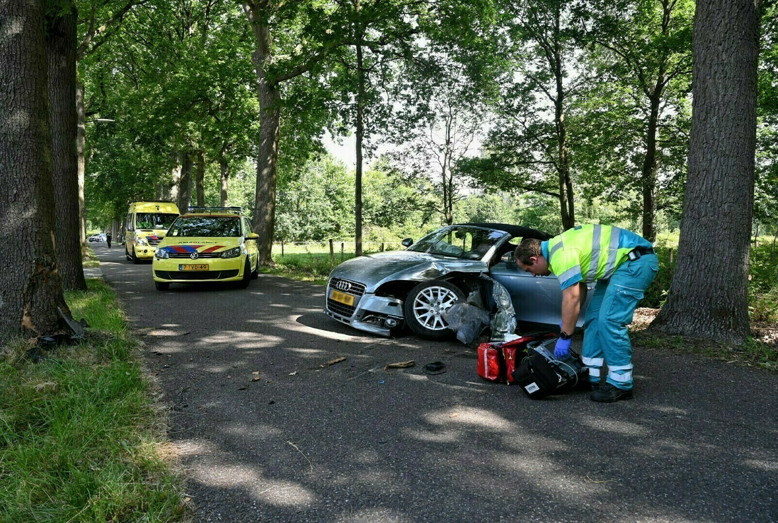 Vrouw gewond geraakt na botsing tegen boom in Oisterwijk