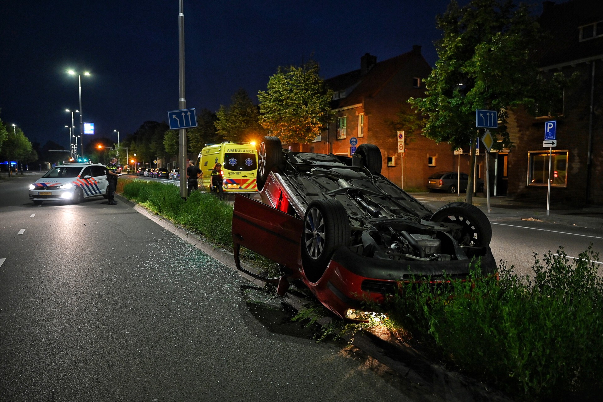 Auto vliegt over de kop bij eenzijdig ongeval in Tilburg