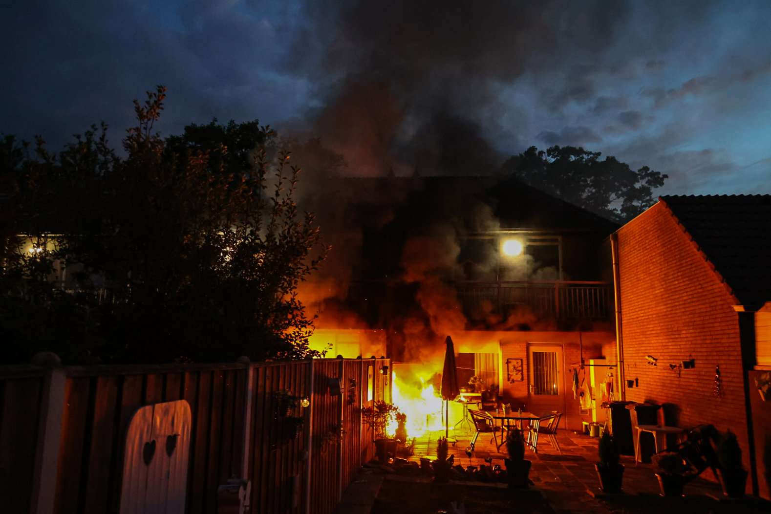 Drie personen gewond bij uitslaande brand in Waalwijk