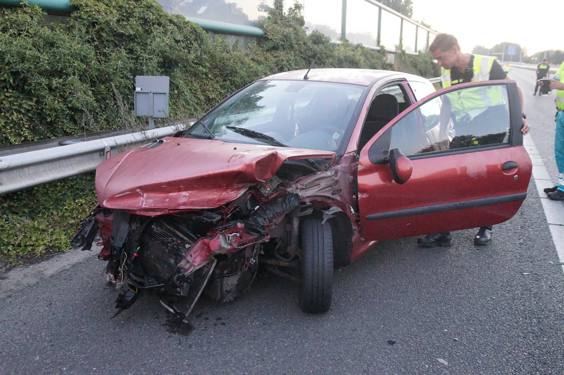 Auto knalt op de vangrail op de A59