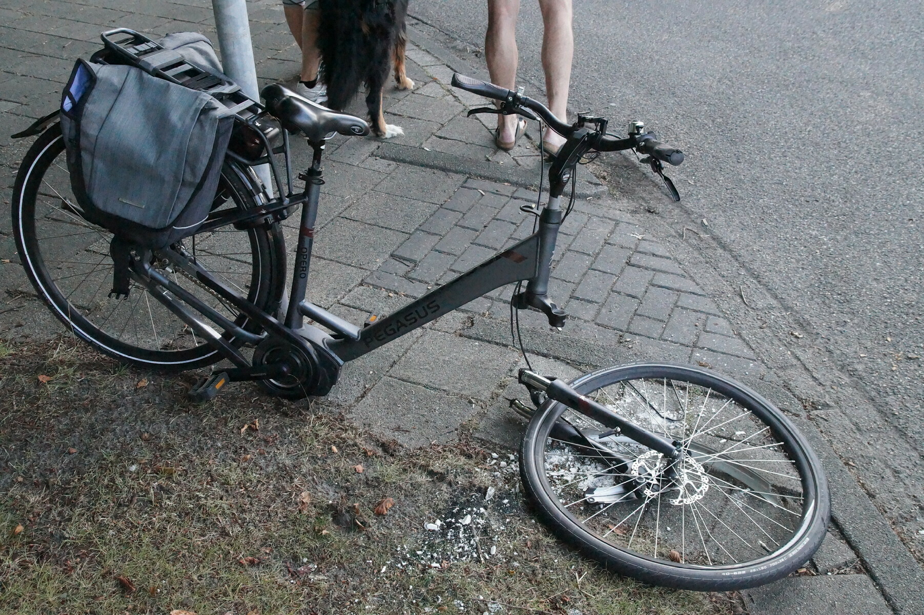 Fietser In Botsing Met Auto: Voorwiel Van De Fiets Breekt Af - 112Brabant