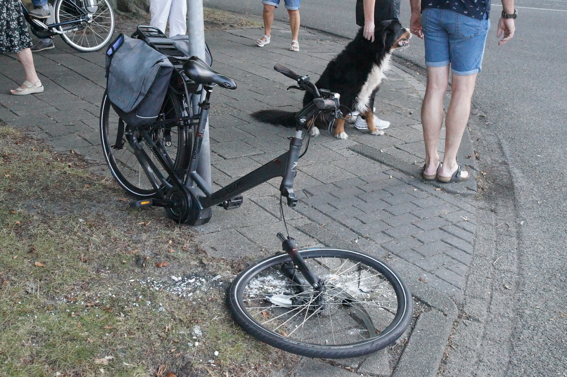 Fietser in botsing met auto: voorwiel van de fiets breekt af
