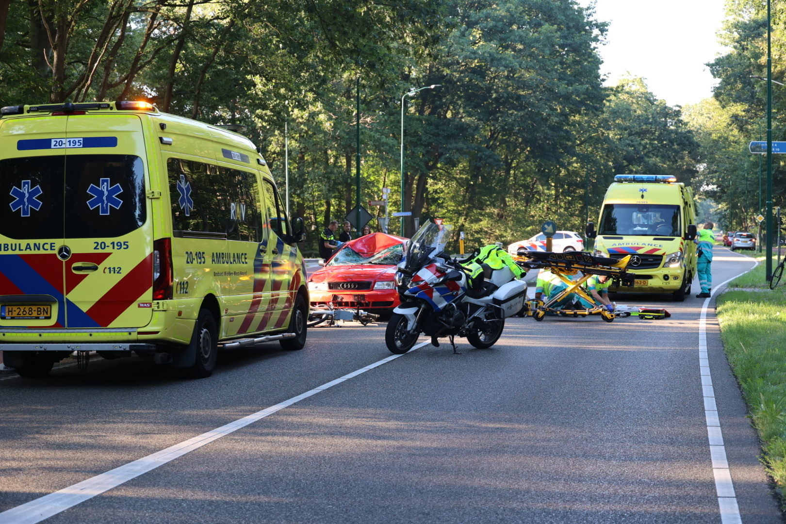 Fietser Ernstig Gewond Bij Aanrijding, Traumahelikopter Ter Plaatse ...